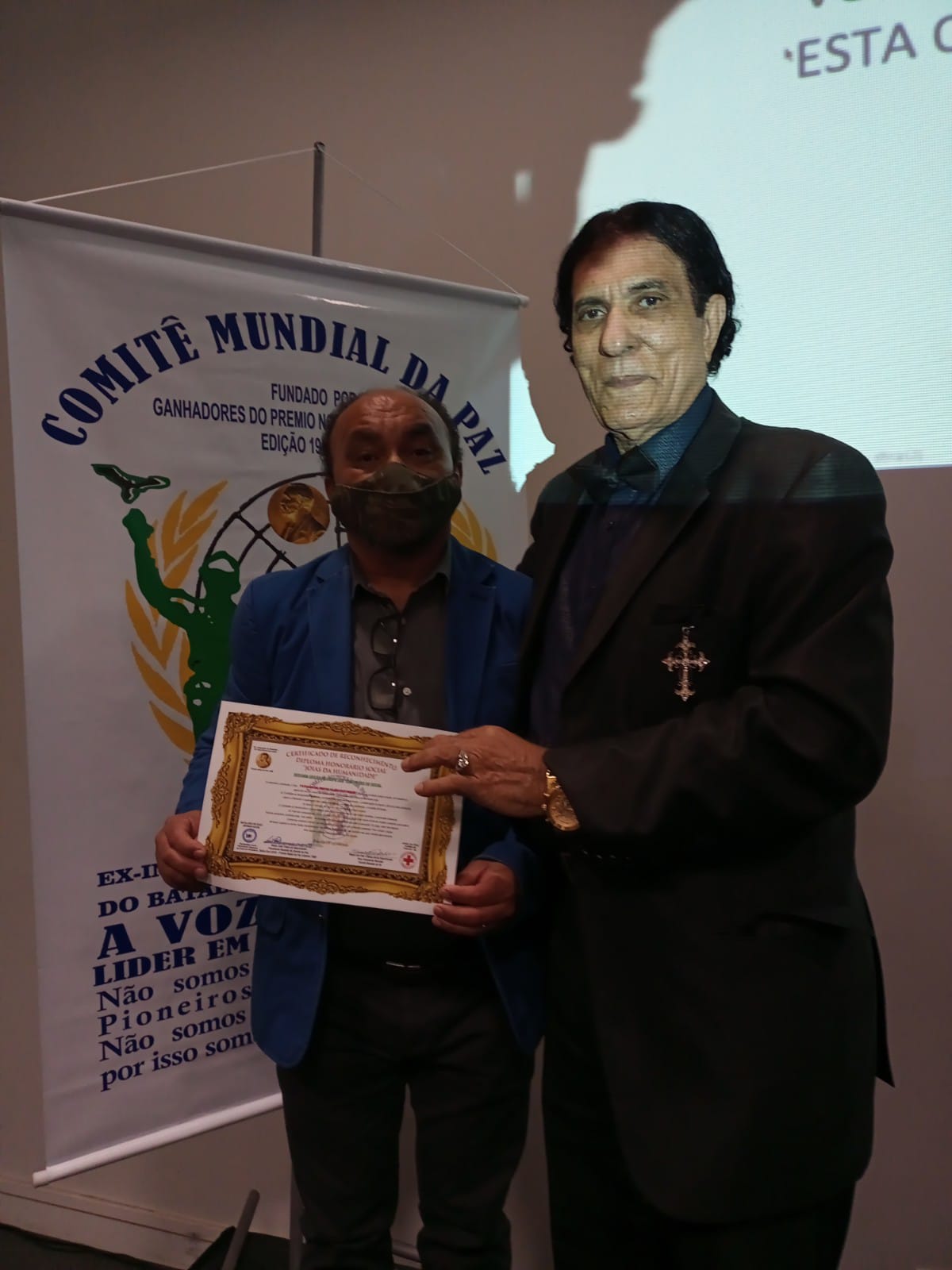 Prêmio Comenda do Mérito do Conselho e Comitê Mundial da Paz no Brasil. Em destaque aqui na Portfólio Vip