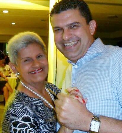 Marcelo Saldanha homenageia a mãe Pituca em noite de autógrafos. Em destaque aqui na Portfólio Vip