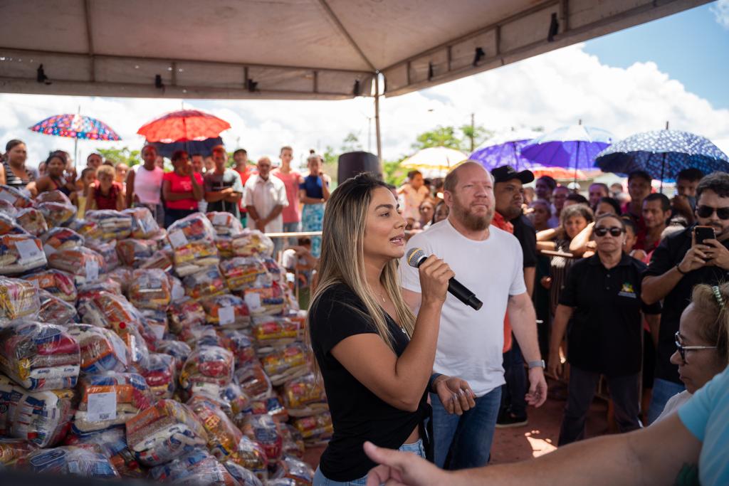 Em ação do Gedema Solidário, Othelino e Ana Paula entregam cestas básicas e peixes na Baixada. Em destaque aqui na Portfólio Vip