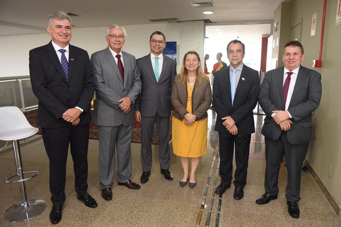 A presidente da Assembléia Iracema Vale, recebeu deputados estaduais, o presidente do Sebrae Celso Gonçalo e dirigentes técnicos do órgão para café com parlamentares ontem terça feira. Em destaque aqui na Portfólio Vip