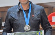 Fashionista brasileiro recebe láurea medalha Gianni Versace pela Academia Mundial de Letras da Humanidade. Em destaque aqui na Portfólio Vip 