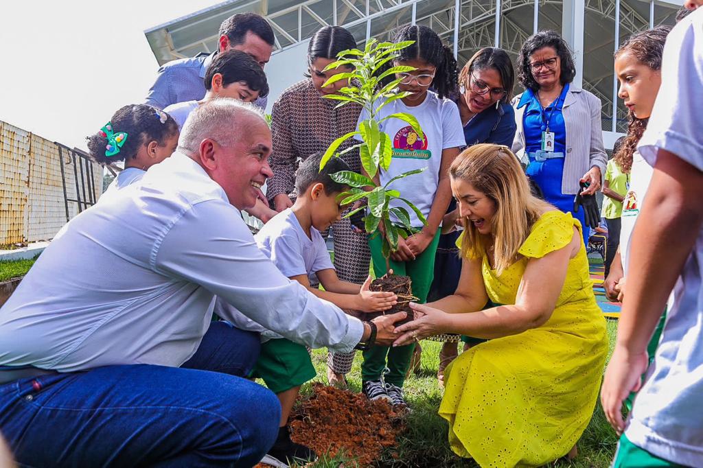 Deputados e alunos da Sementinha fazem plantio de mudas em alusão ao Dia Mundial do Meio Ambiente. Em destaque aqui na Portfólio Vip