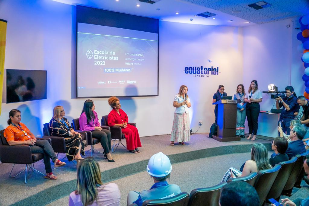 Iracema Vale prestigia aula inaugural da primeira turma de mulheres da Escola de Eletricistas da Equatorial. Em destaque aqui na Portfólio Vip