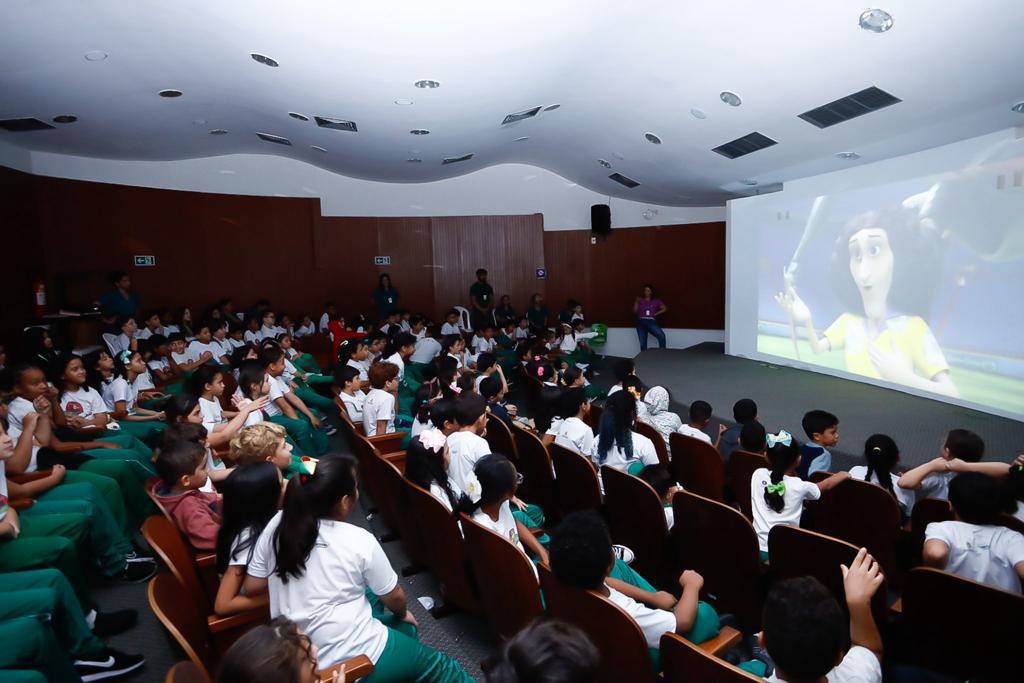 Creche-Escola Sementinha promove sessão de cinema para alunos em ação alusiva ao Dia das Crianças. Em destaque aqui na Portfólio Vip