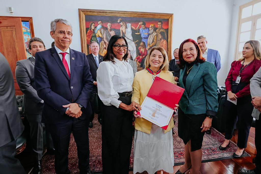 Iracema Vale é homenageada com mais alta comenda do Poder Judiciário maranhense. Em destaque aqui na Portfólio Vip