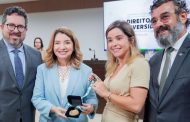 Iracema Vale é homenageada com Medalha Liberdade e profere palestra sobre presença feminina em espaços de poder. Em destaque aqui na Portfólio Vip