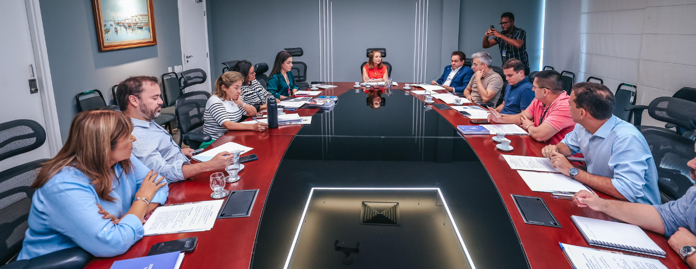 Iracema Vale reúne deputados e diretores para discutir celebração aos 190 anos da Assembleia Legislativa. Em destaque aqui na Portfólio Vip