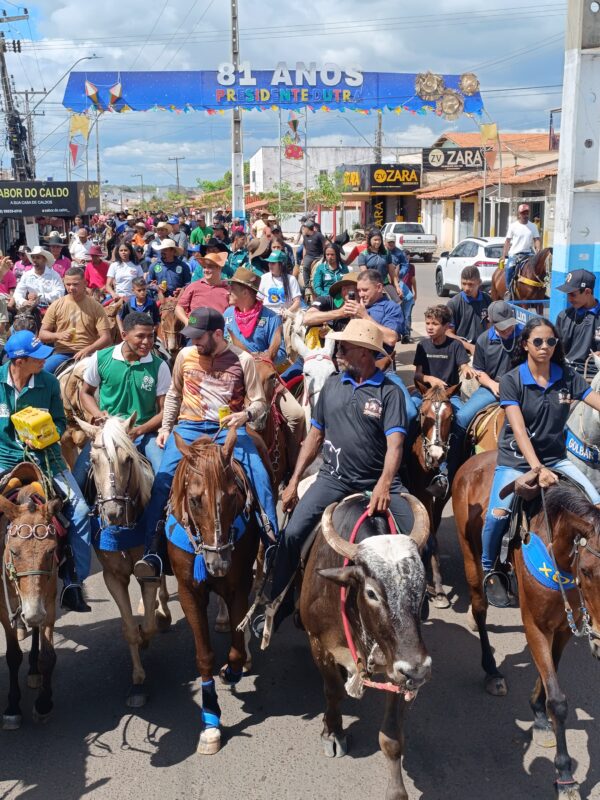 Prefeito Fernando Pessoa Participa de Cavalgada em Comemoração aos 81 Anos de Presidente Dutra. Em destaque aqui na Portfólio Vip.