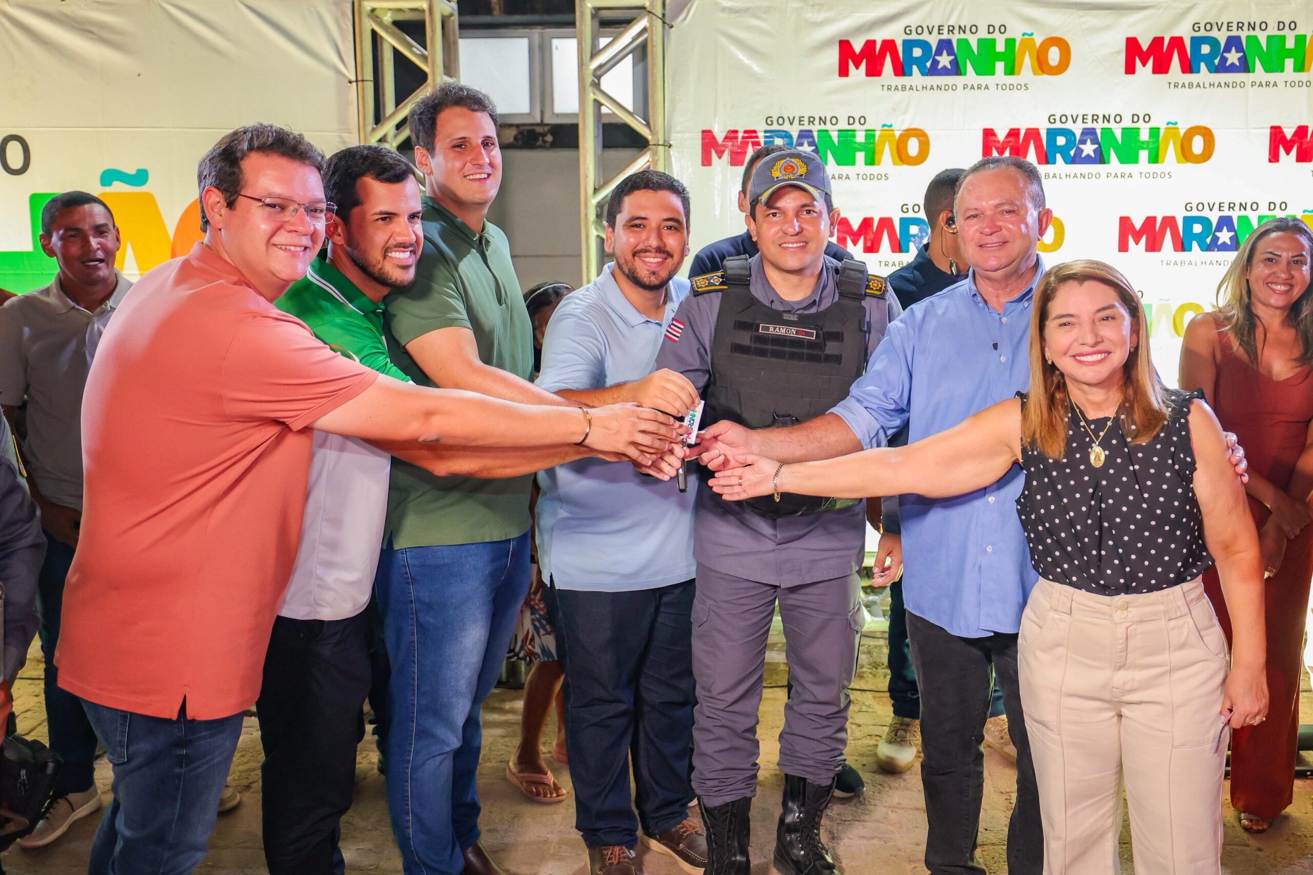 Iracema Vale acompanha entrega de viatura e ambulância em Barreirinhas e visita a 40ª vaquejada do município. Em destaque aqui na Portfólio Vip.