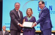 Iracema Vale é homenageada pelo Poder Judiciário com a Medalha de Mérito do Consepre. Em destaque aqui na Portfólio Vip.