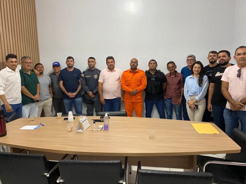 Prefeito em exercício de Tuntum se reúne com forças de segurança e organização da Vaquejada do Parque Artur Gonzaga. Em destaque aqui na Portfólio Vip.
