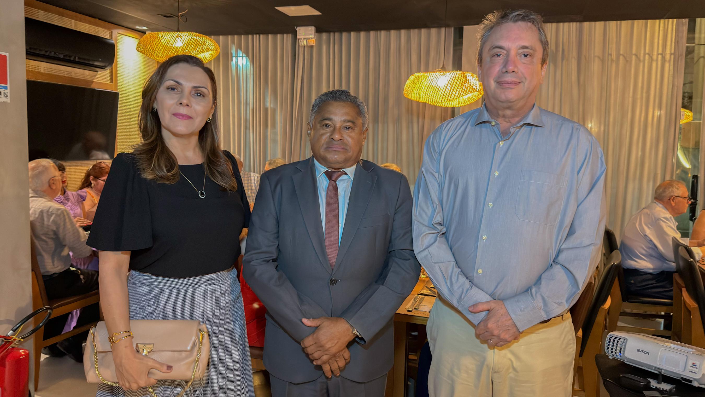 Membros da Academia Ludovicense de Letras abraçam candidatura do juiz Osmar Gomes à presidência da entidade. Em destaque aqui na Portfólio Vip.