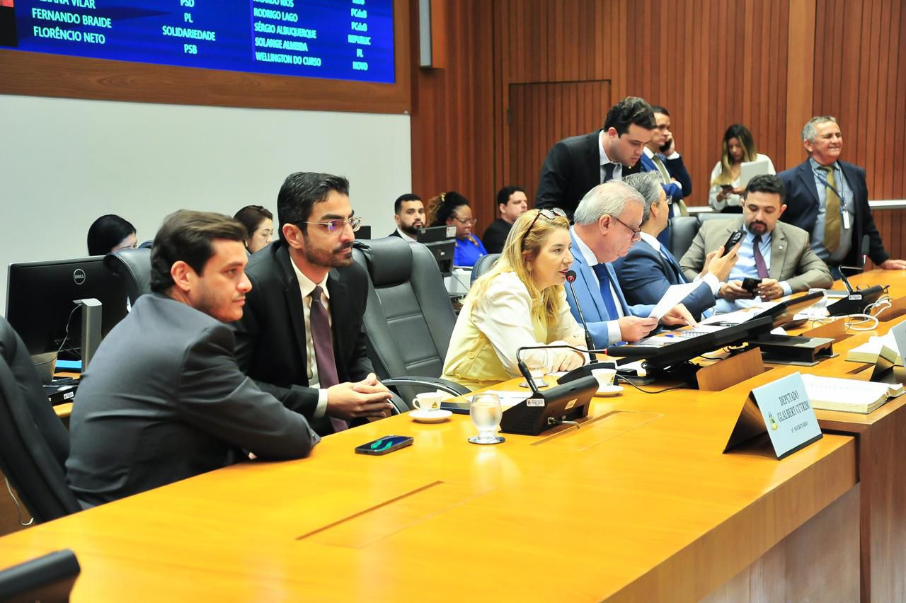 Iracema Vale parabeniza servidores por qualificação profissional por meio de convênio. Em destaque aqui na Portfólio Vip.