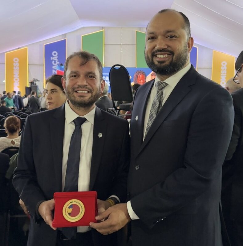 Prefeito Fernando Pessoa ao lado do secretário Carlos Júnior recebe Selo Ouro do MEC e reforça compromisso com a educação. Em destaque aqui na Portfólio Vip.