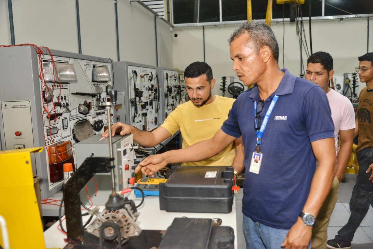 Profissionais ampliam técnicas de diagnóstico e manutenção veicular no SENAI. Em destaque aqui na Portfólio Vip.