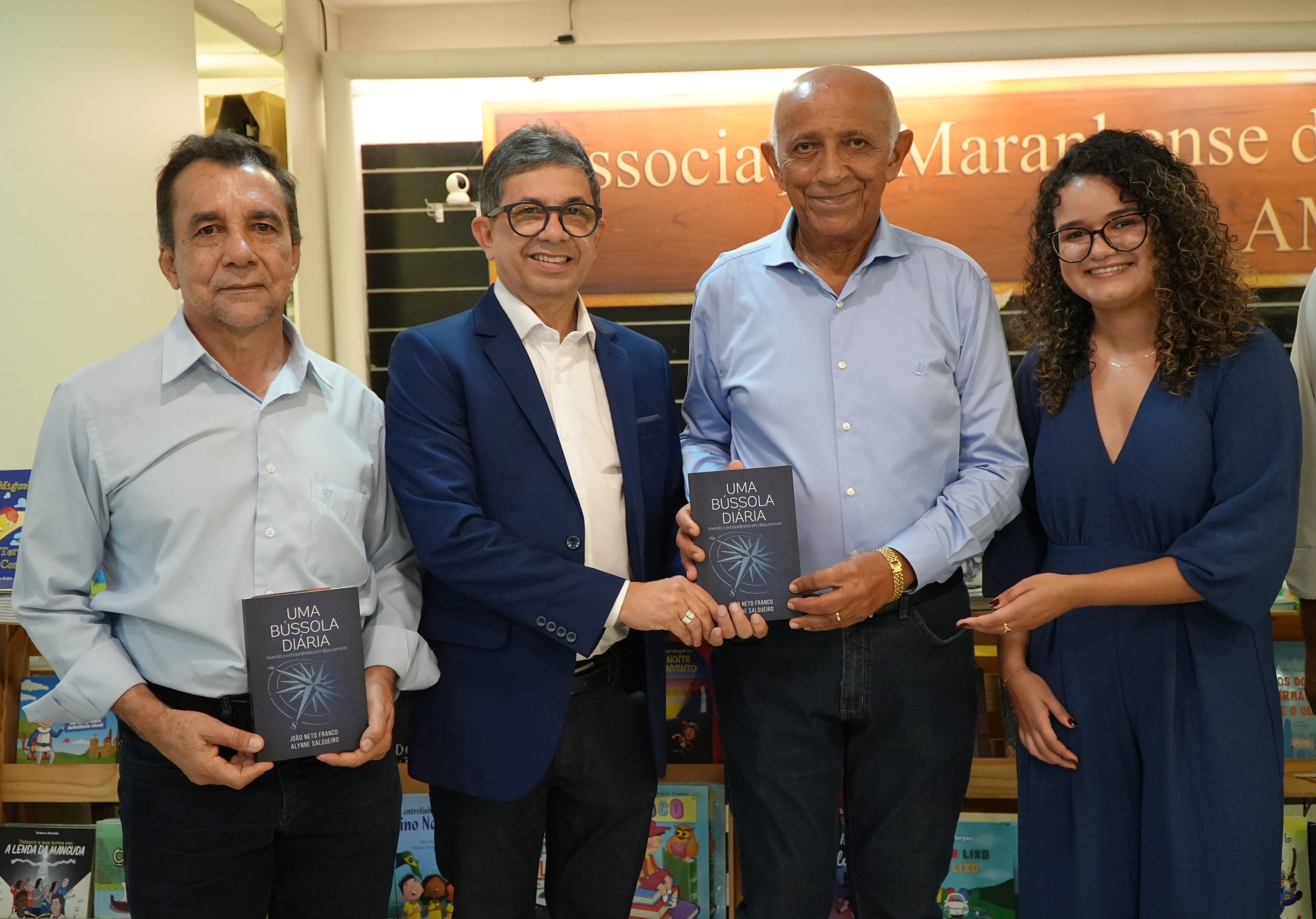 Diretor da FIEMA realiza sessão de autógrafos do livro “Uma Bússola Diária”. Em destaque aqui na Portfólio Vip.