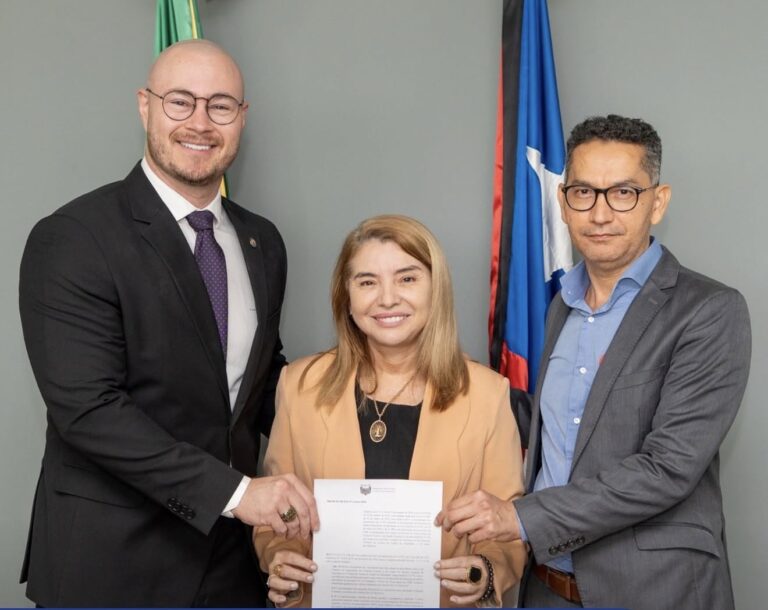 Presidente do TCE entrega à Assembleia Legislativa projeto de Lei que estende percentual de 21,7% aos servidores do Tribunal de Contas do Estado. Em destaque aqui na Portfólio Vip.