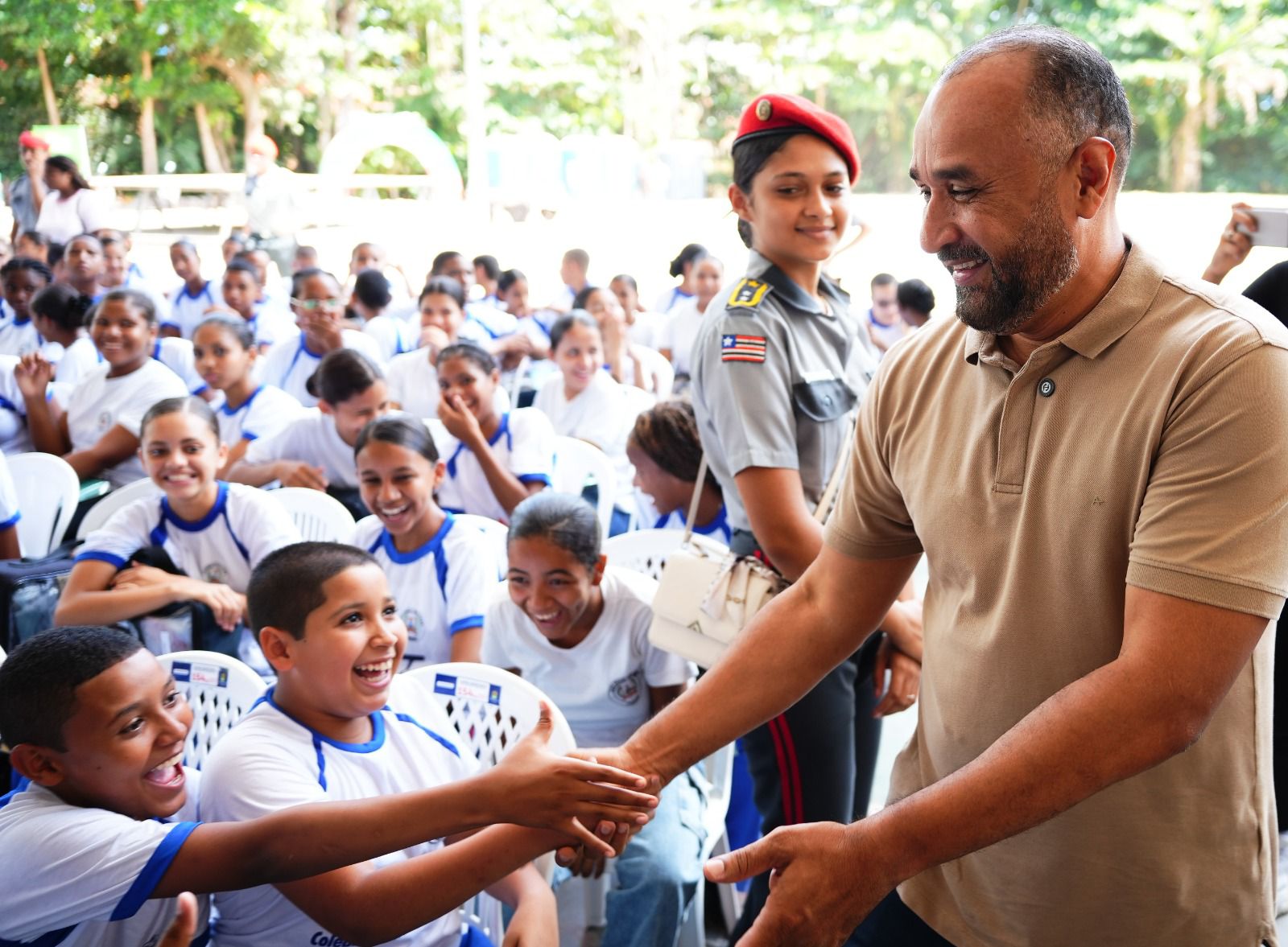 Roberto Costa faz história e garante fardamento militar gratuito para mais de mil alunos. Em destaque aqui na Portfólio Vip.