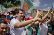 Orleans Brandão recebe apoio da prefeita Paula do Quininha e de lideranças durante caminhada em Itinga. Em destaque aqui na Portfólio Vip.
