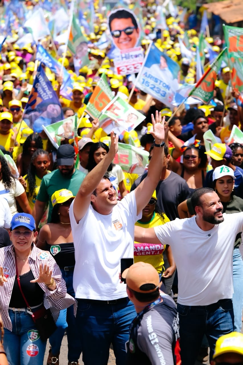 Mesmo sob sol intenso, uma grande multidão toma as ruas de Penalva em forte demonstração de apoio a Orleans Brandão. Em destaque aqui na Portfólio Vip.