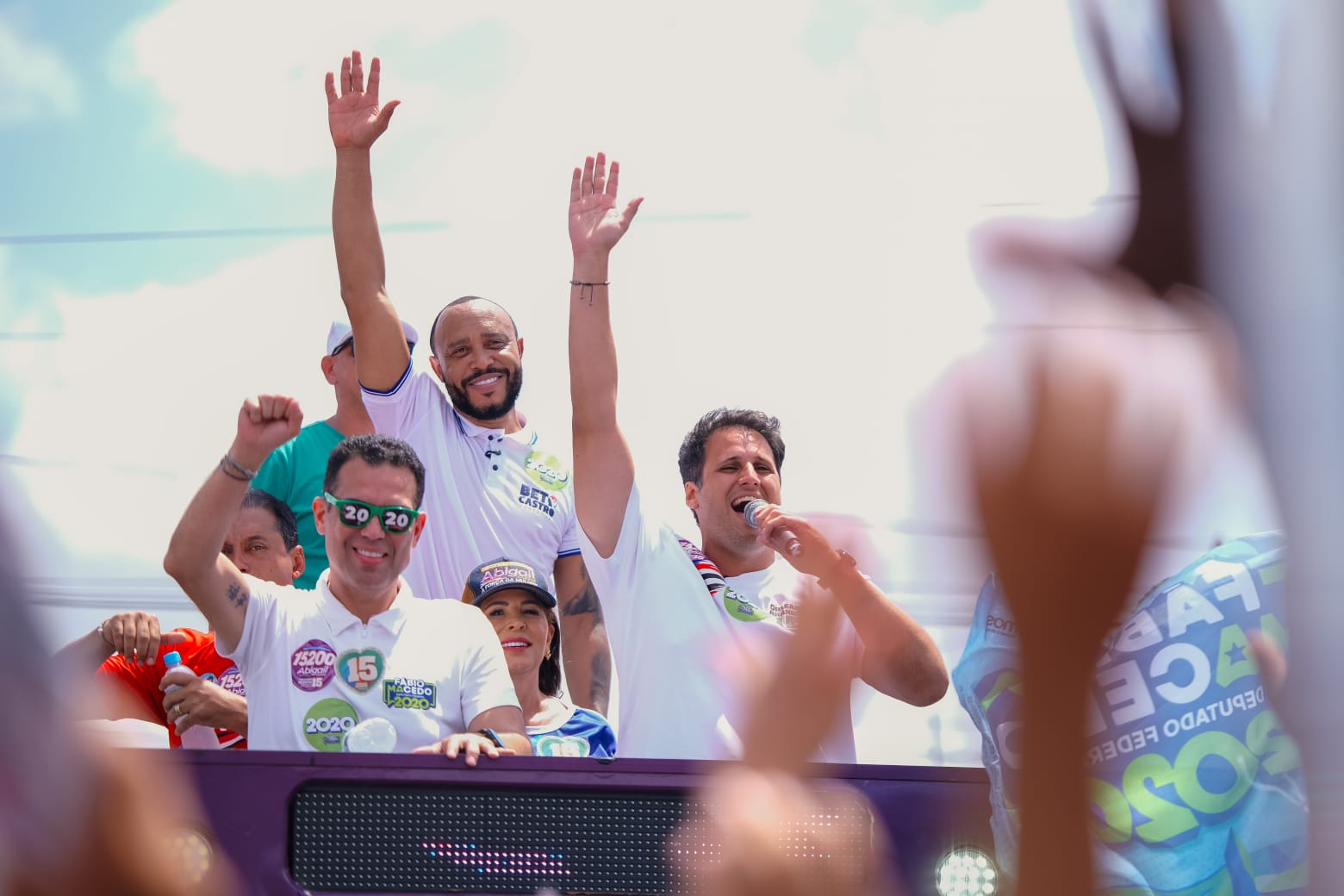 Beto Castro reúne multidão no Bairro de Fátima em Arrastão da Ilha em apoio a Orleans Brandão. Em destaque aqui na Portfólio Vip.
